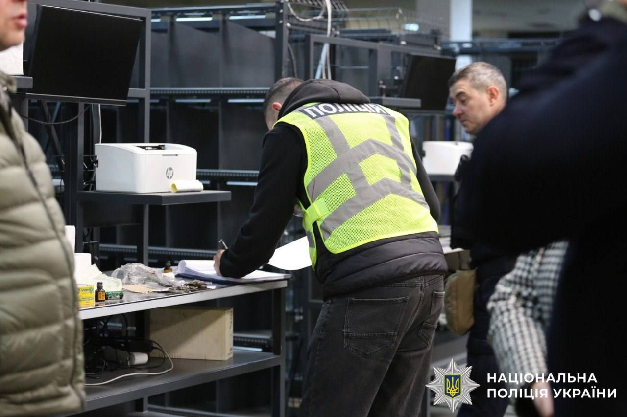 Мужчина, причастный к взрыву на Укрпочте, задержан: он прятал в квартире десятки боеприпасов 3