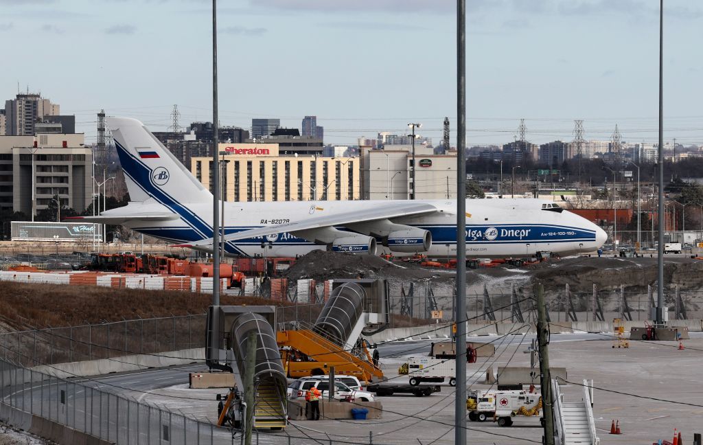 Российский самолет Антонов Ан-124 большой грузоподъемности, находящийся в аэропорту Пирсон. Фото - Getty Images Российский самолет Антонов Ан-124 большой грузоподъемности, находящийся в аэропорту Пирсон. Фото - Getty Images