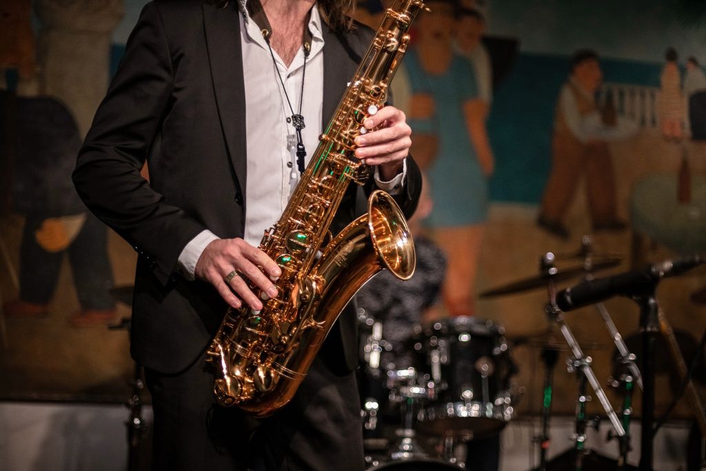 Інструмент має співучий тембр та потужне звучання Яке сьогодні, 6 листопада, свято: День визволення Києва та саксофона 5