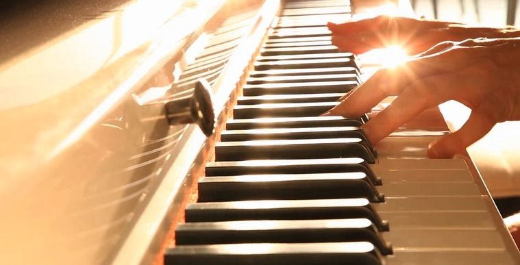 День закликає відкрити для себе радість гри на фортепіано Яке сьогодні, 8 листопада, свято: Собор Архистратига Михаїла, Міжнародний день каламбурів та піаніста 3