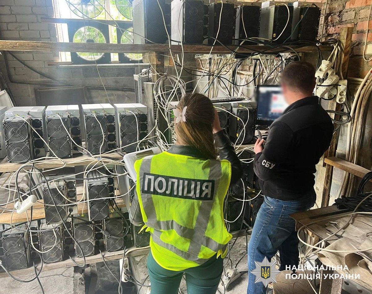 Киянин у глухомані майнив біткоїни без оплати за світло: поліція Житомирщини нарахувала збитків на 2 мільйони 1