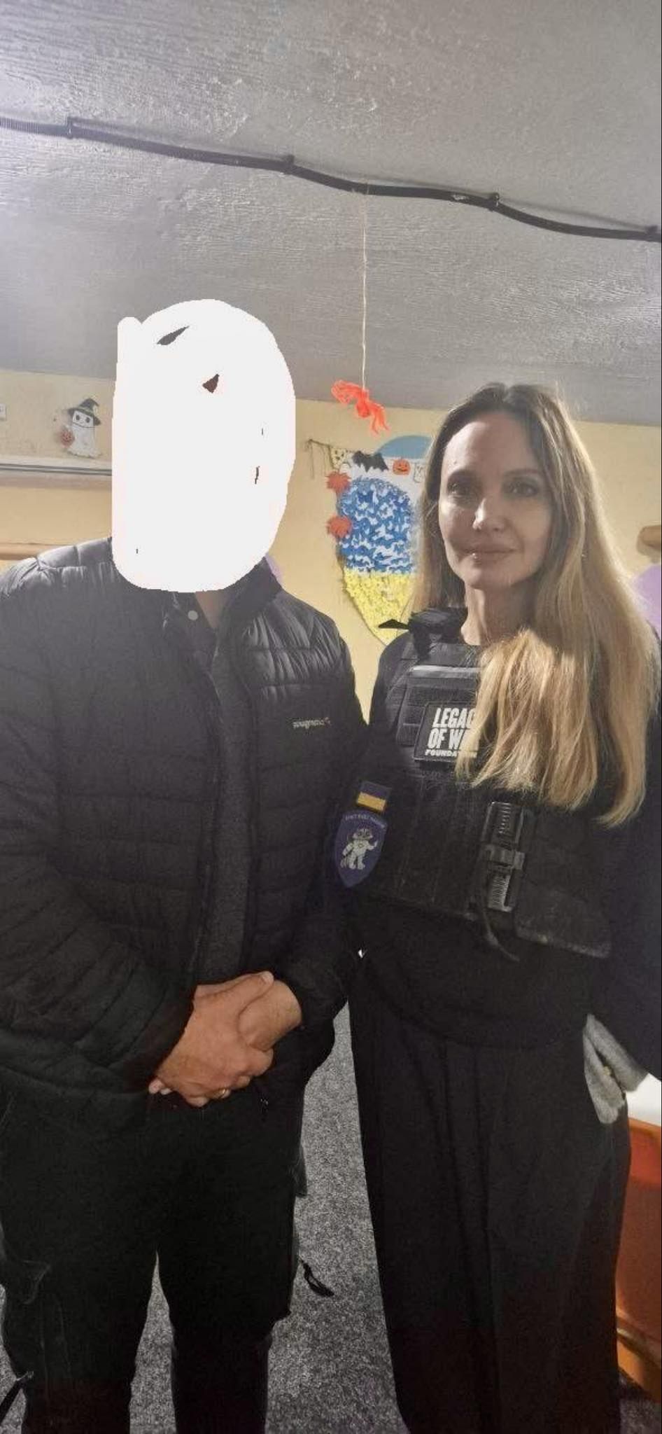 Анджелина Джоли в Херсоне. Киевляне туда боятся ездить, она - нет.