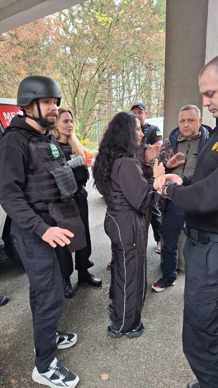 Анджелина Джоли в Херсоне. Киевляне туда боятся ездить, она - нет.