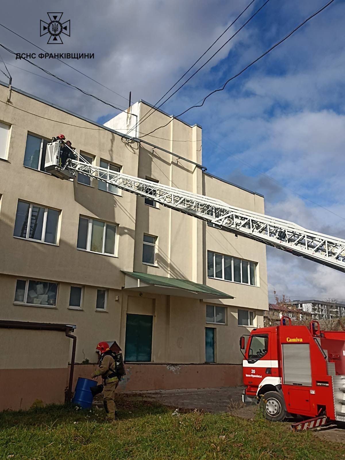 Людей эвакуировали по пожарной лестнице Людей эвакуировали по пожарной лестнице