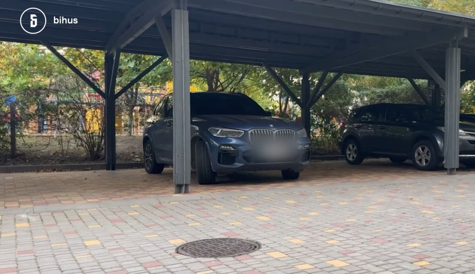 Накупила землі біля моря, будує розкішний будинок, має салон краси: теща головного кіберполіціянта Києва підозріло розбагатіла 1