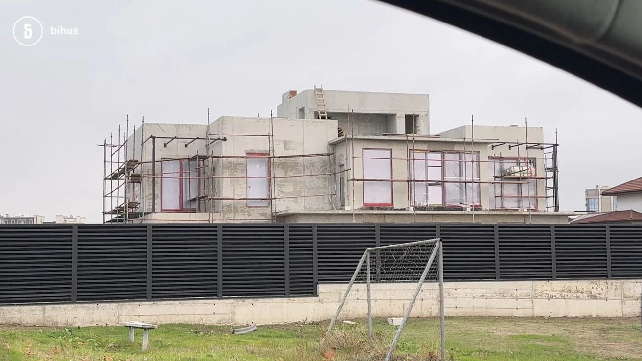 Накупила землі біля моря, будує розкішний будинок, має салон краси: теща головного кіберполіціянта Києва підозріло розбагатіла 3