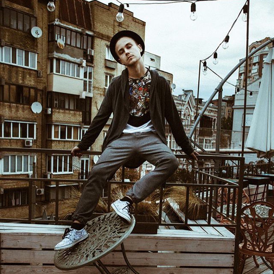 Артем Пивоваров згадує тепер свою буремну юність з посмішкою, хоча ситуації були різні Артем Пивоваров згадує тепер свою буремну юність з посмішкою, хоча ситуації були різні