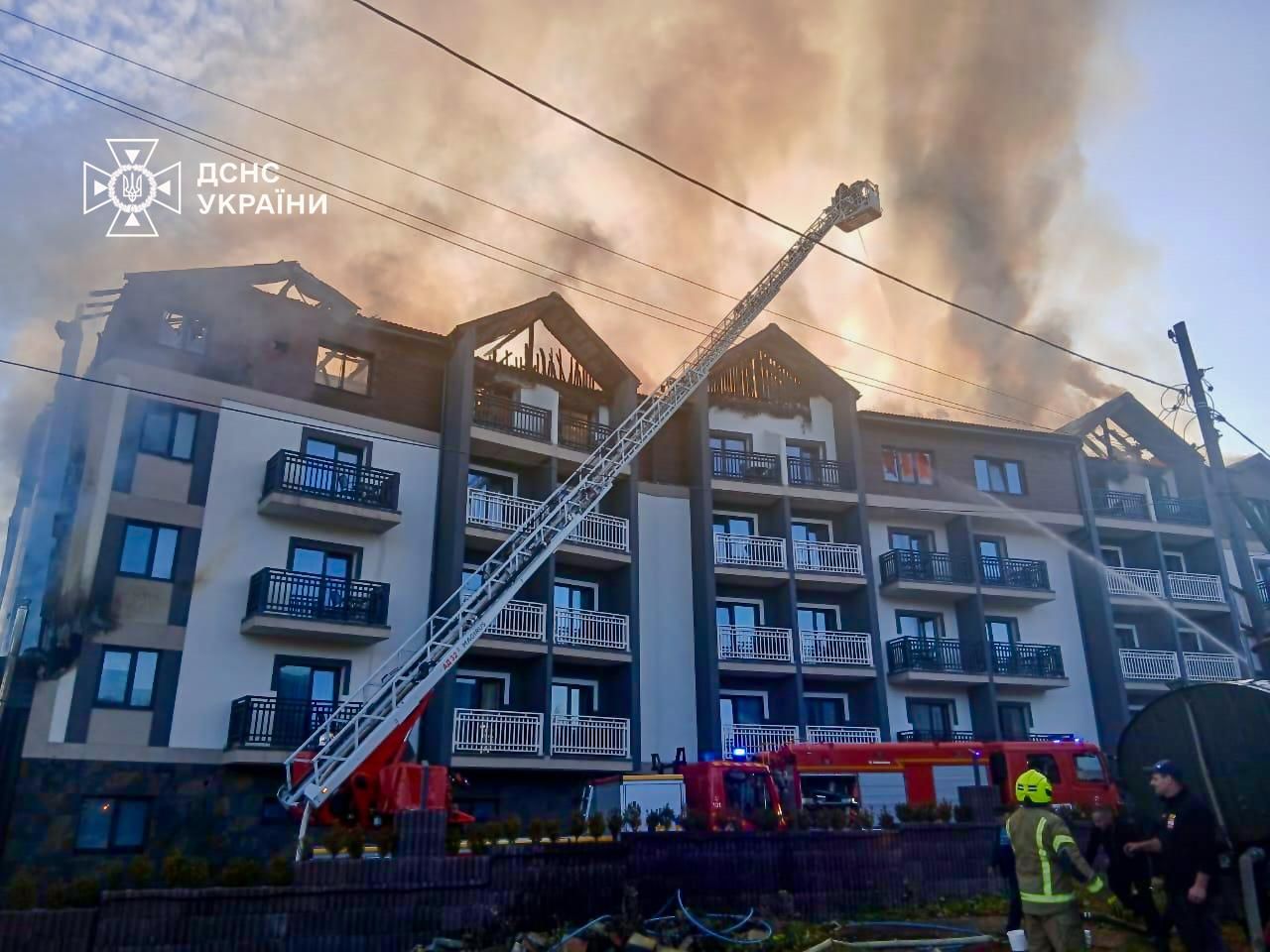 В Буковеле – масштабный пожар: горит отель 1