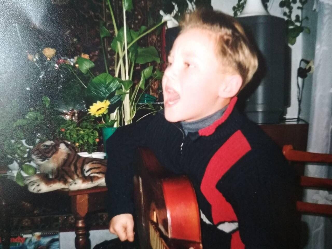 Уже в детстве Артём устраивал концерты своим родственникам Уже в детстве Артём устраивал концерты своим родственникам