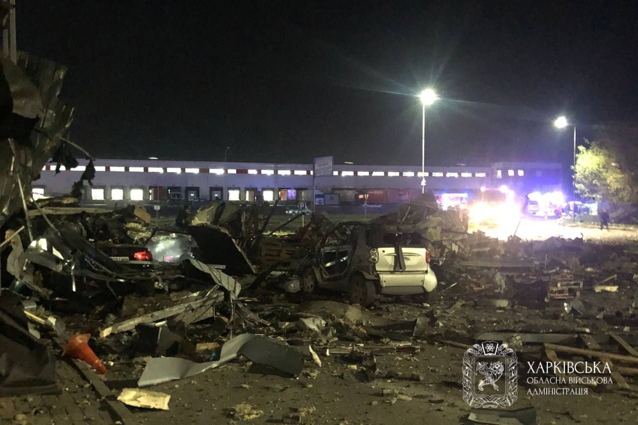 Росіяни КАБом вдарили по Харківщині: ворог розніс АЗС, постраждали п'ятеро людей 3