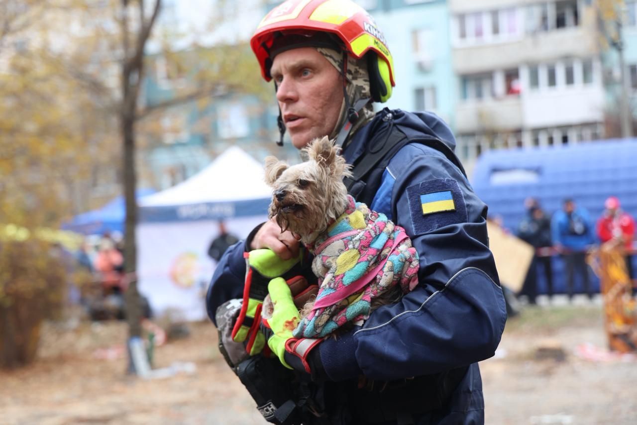 У Дніпрі зросла кількість загиблих від удару РФ по багатоповерхівці: під завалами шукають чоловіка 3