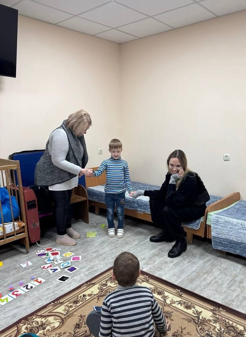Анджеліна Джолі емоційно розповіла про свої поїздки у Херсон та Миколаїв: справжнє сафарі на людей, страх та зло 2
