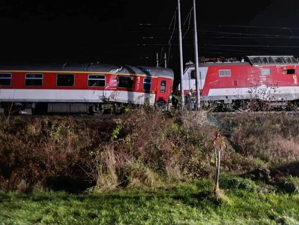 Вторая авария за месяц: два поезда со студентами столкнулись на полной скорости в Словакии, десятки пострадавших.