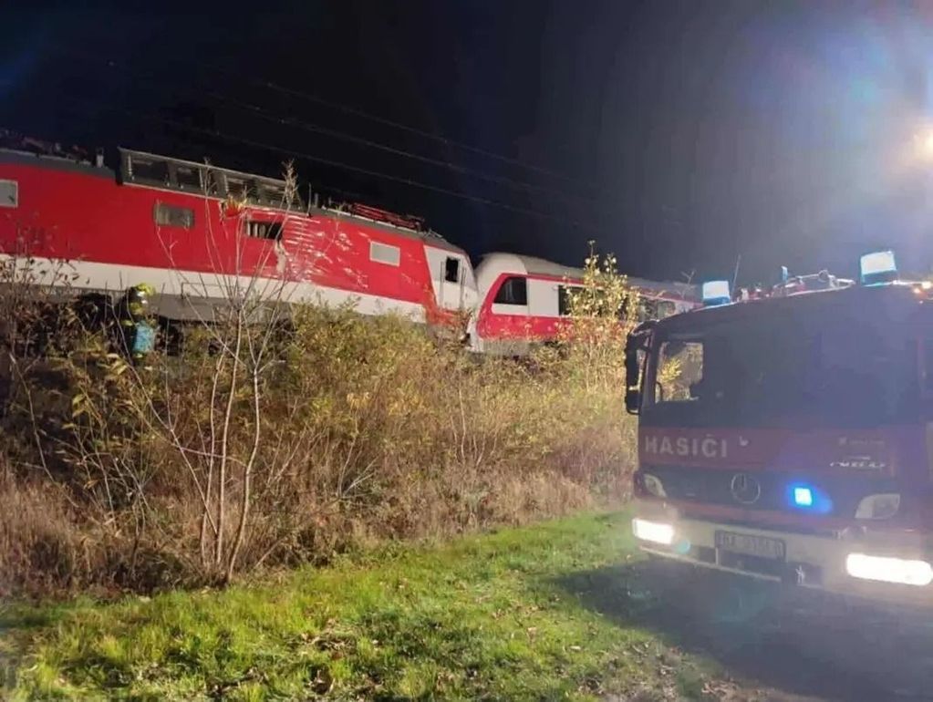Вторая авария за месяц: два поезда со студентами столкнулись на полной скорости в Словакии, десятки пострадавших 2