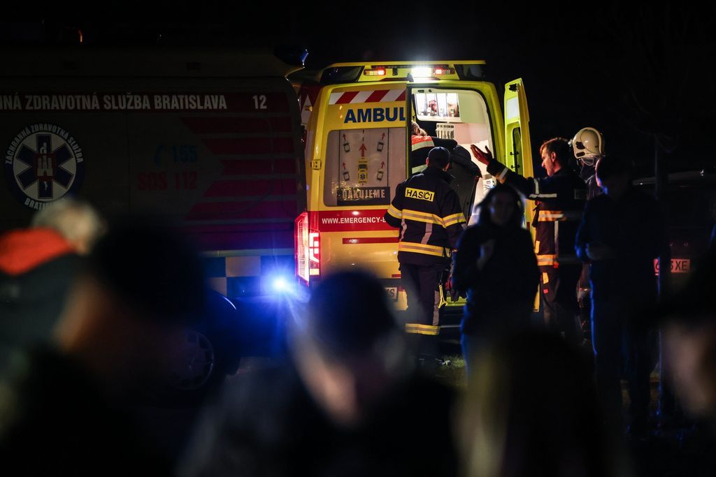 Вторая авария за месяц: два поезда со студентами столкнулись на полной скорости в Словакии, десятки пострадавших 4