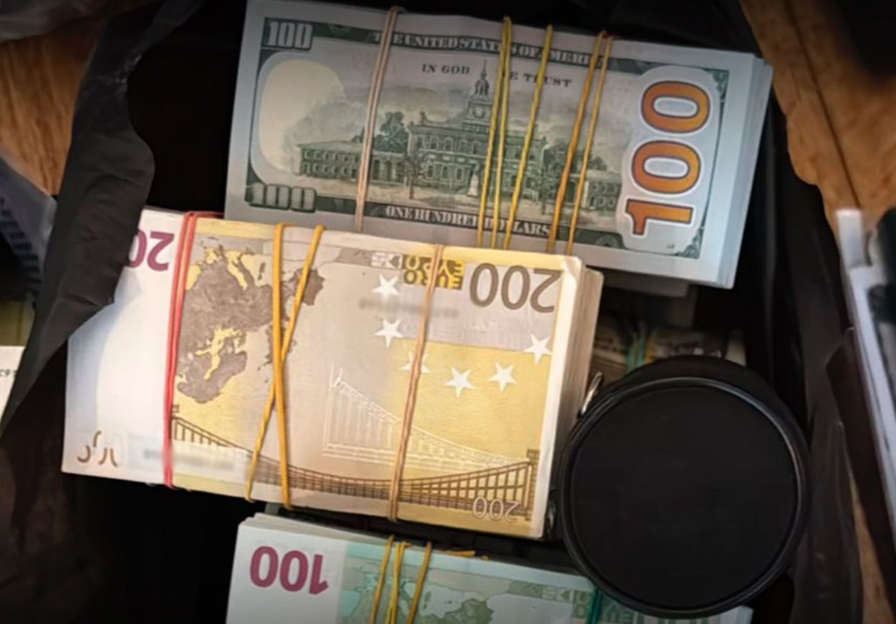 Справа про корупцію в енергетиці: НАБУ підтвердило факт обшуків в Енергоатомі промовистими фотками величезної купи грошей 1