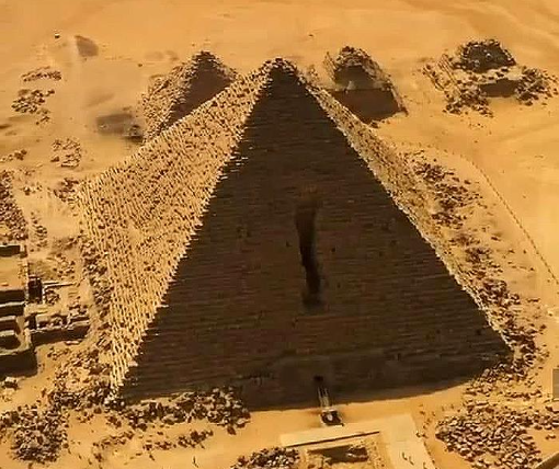 Пирамида наименьшая на плато Гизы