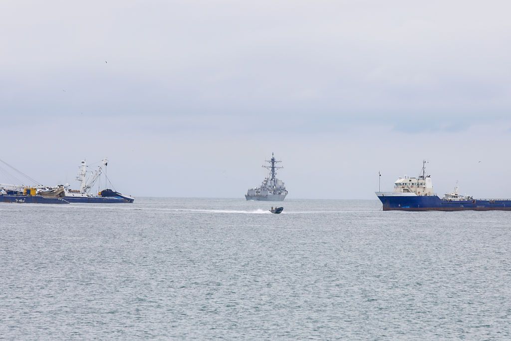 Ракетный эсминец США USS Sampson (DDG 102) в водах Латинской Америки и Карибского бассейна. Фото - Getty images. Ракетный эсминец США USS Sampson (DDG 102) в водах Латинской Америки и Карибского бассейна. Фото - Getty images.