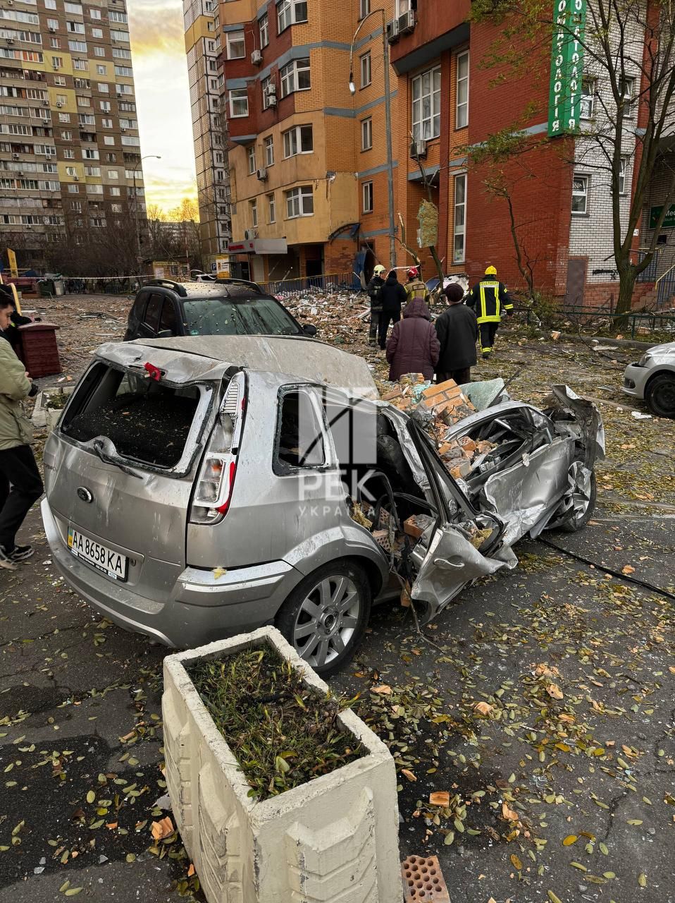 В Киеве после ударов РФ погибли три человека: тела не могут достать из-под завалов 3