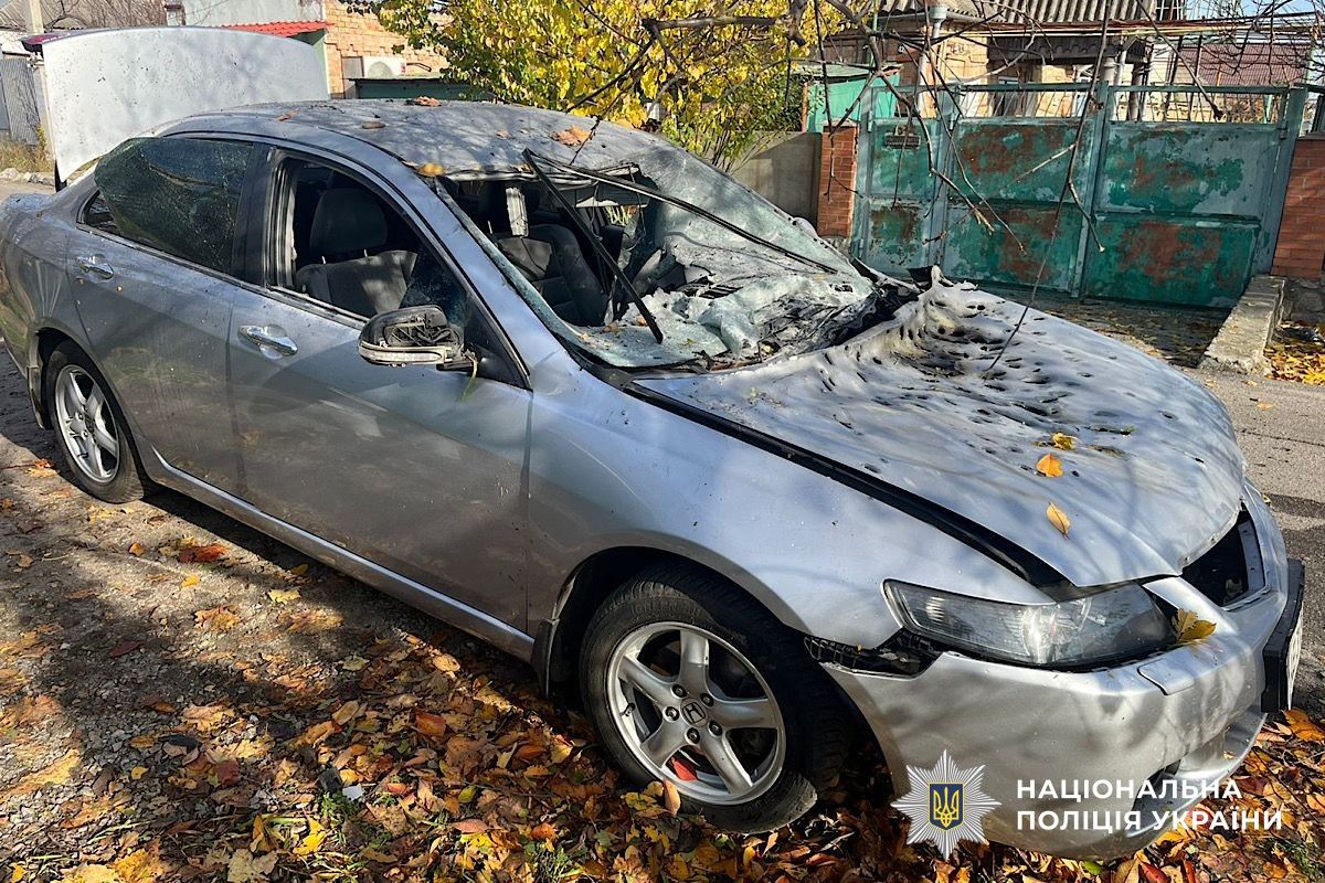 Понівечені автівки внаслідок обстрілу Понівечені автівки внаслідок обстрілу
