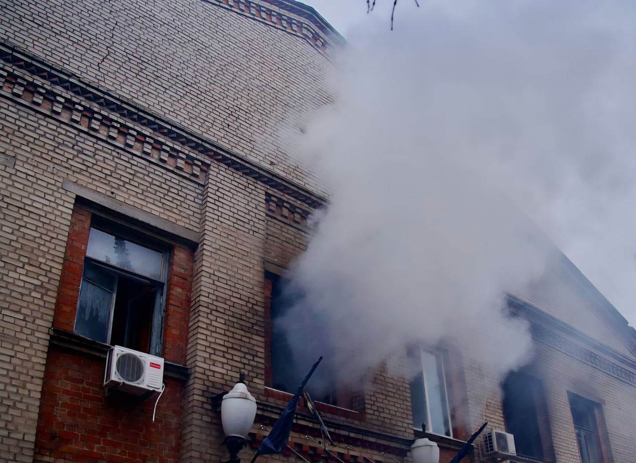 Массированная атака дронами по Днепру: ранены, повреждено здание медиа и предприятия.