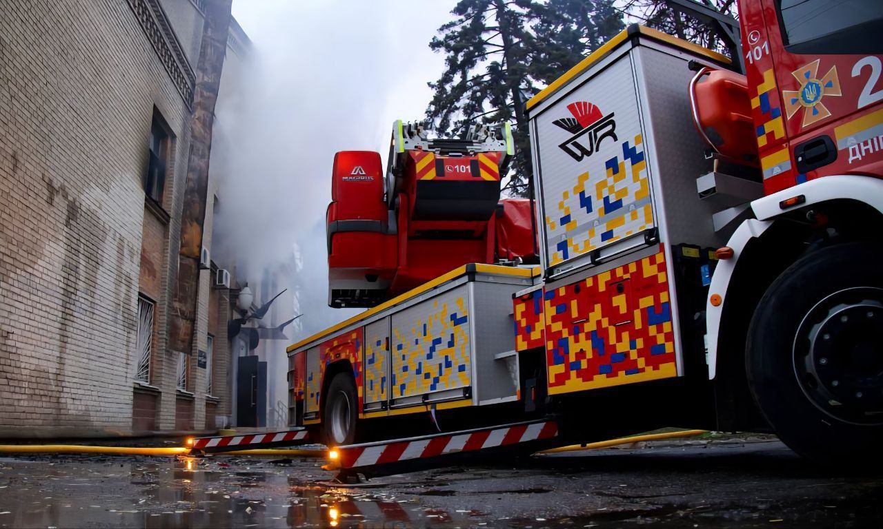 Массированная атака дронами по Днепру: ранены, повреждено здание медиа и предприятия.
