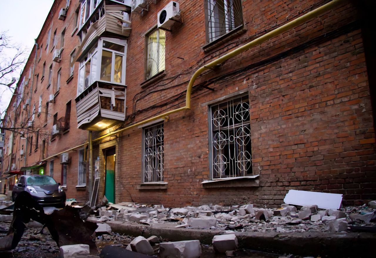 Массированная атака дронами по Днепру: ранены, повреждено здание медиа и предприятия.