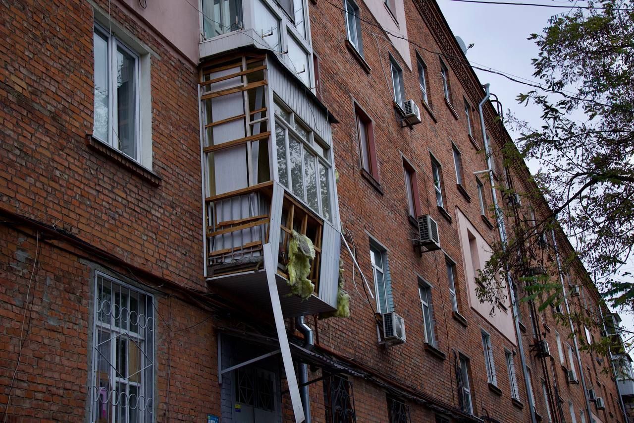 Массированная атака дронами по Днепру: ранены, повреждено здание медиа и предприятия.