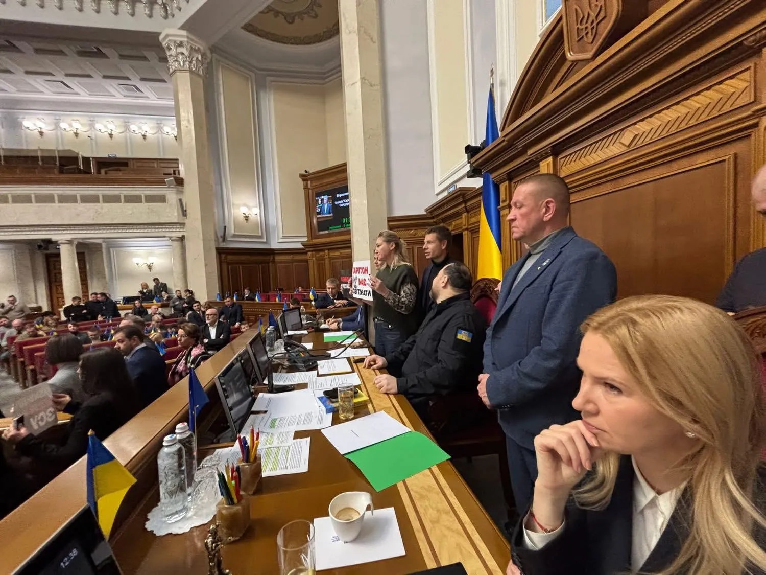 У Раді сварка, заблокували трибуну із Порошенком: вимагають відставки уряду 1