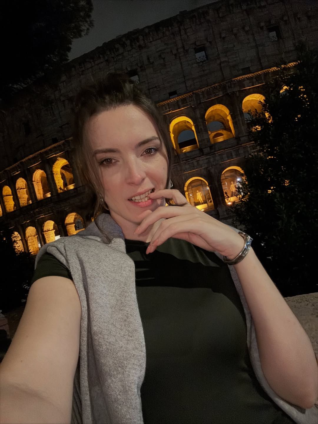 Комикеса никогда не показывает своего избранника на тусовках и не выставляет общие или отдельные фото у себя в Instagram. Комикеса никогда не показывает своего избранника на тусовках и не выставляет общие или отдельные фото у себя в Instagram.