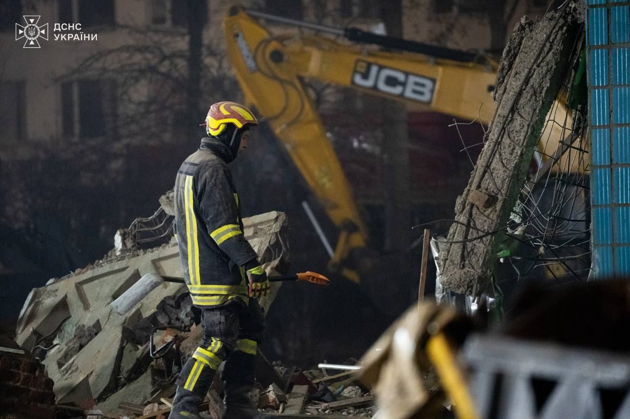 Розбір завалів у Тернополі після атаки