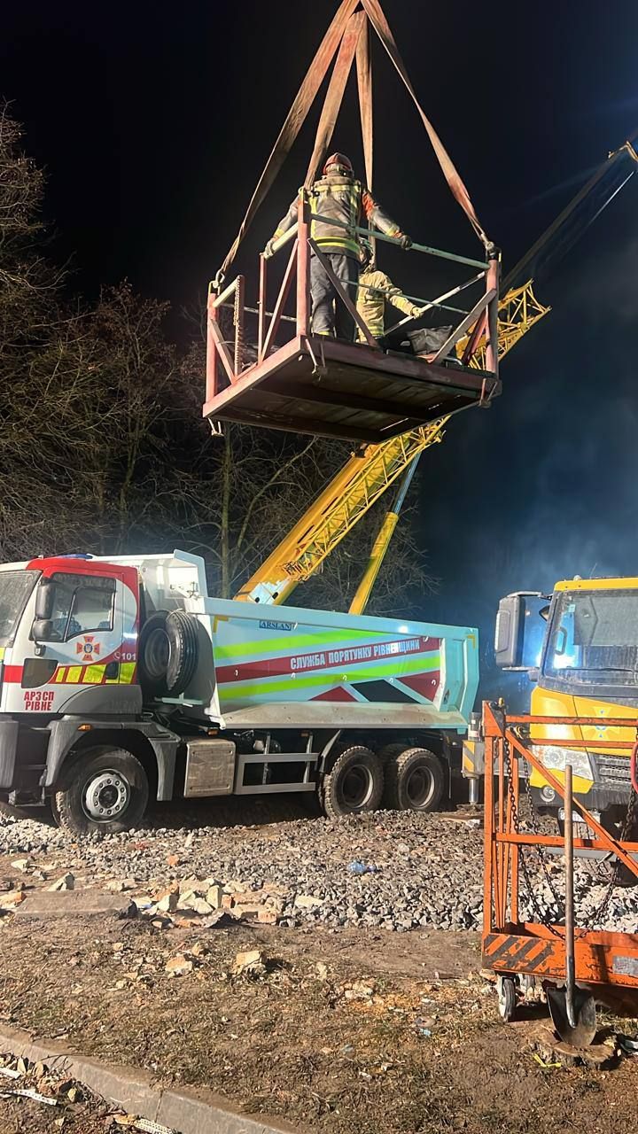 Спасательно-поисковые работы в Тернополе продолжаются. Фото - руководитель полиции Тернопольщины Сергей Зюбаненко