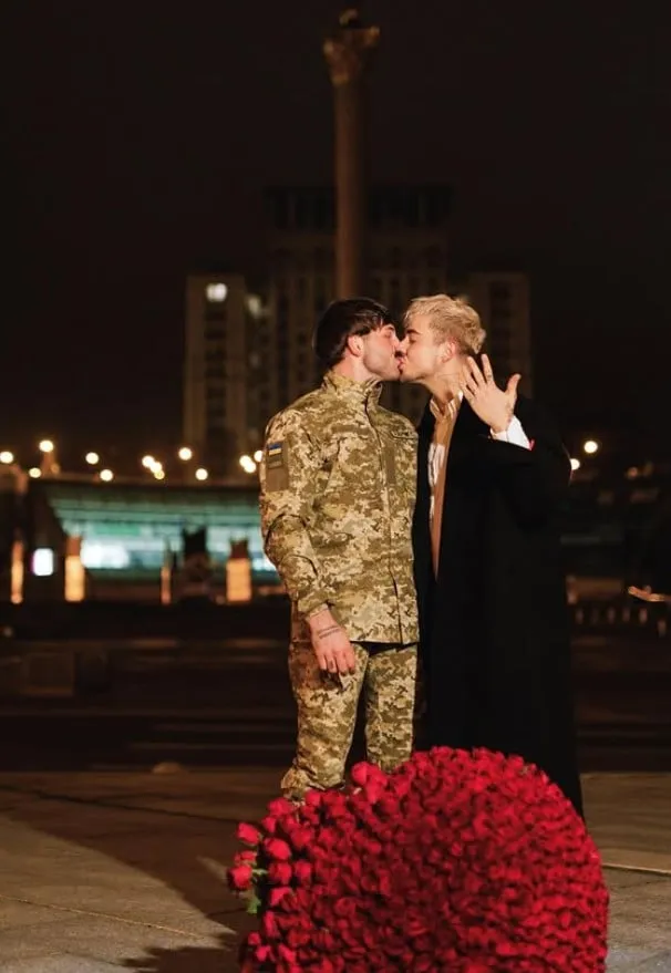 Меловин целовал военного на Майдане и сказал ему так: теперь все забудут о двое против Ермака.