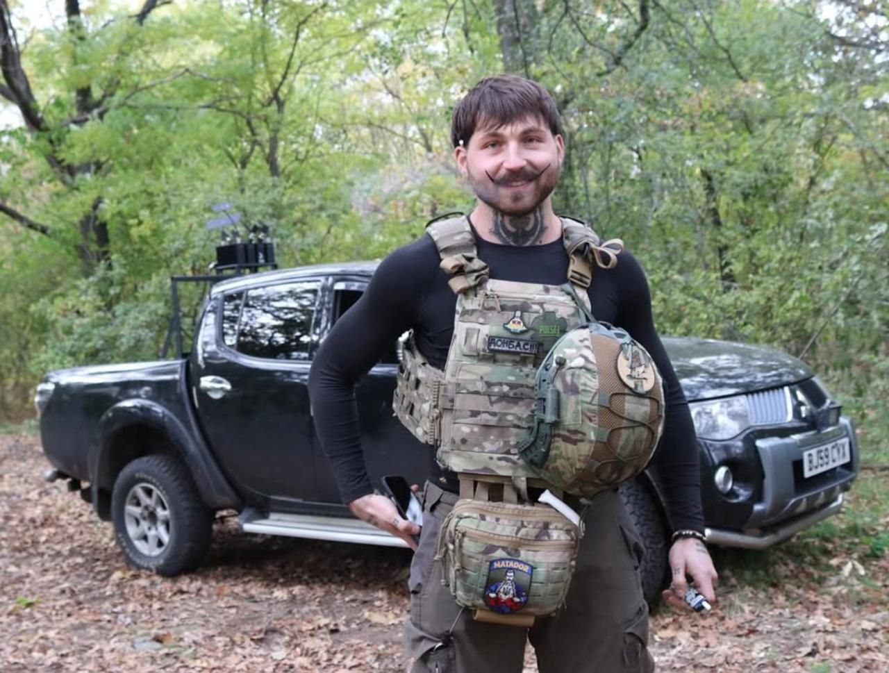 Melovin целовал военного на Майдане и сказал ему так: теперь все забудут о двух против Ермака.