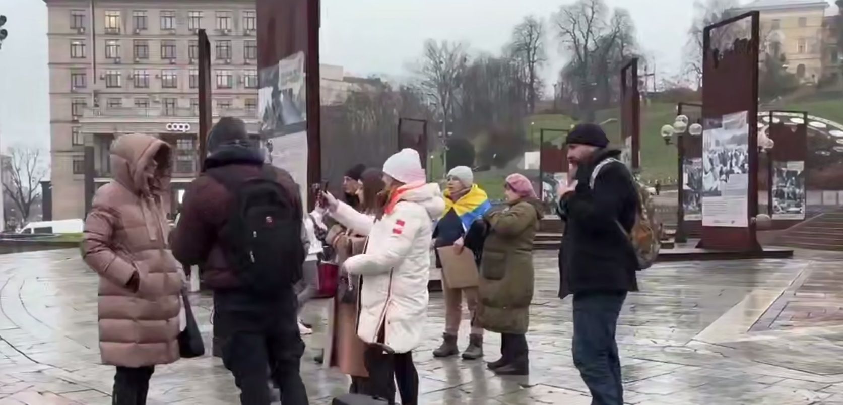 Melovin целовал военного на Майдане и сказал ему так: теперь все забудут о двух против Ермака.