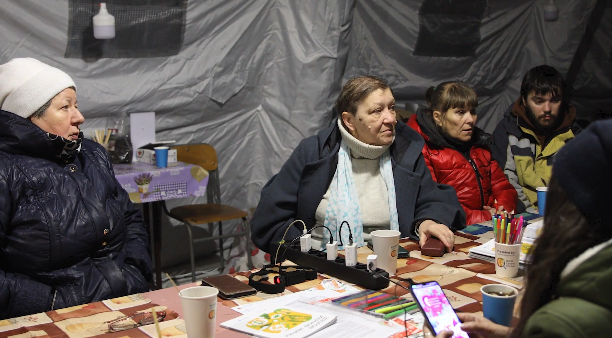 Люди збираються у пункті незламності Люди збираються у пункті незламності