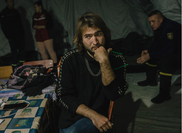 Велокур'єр Адам Давиденко: "Ми виживаємо. Ми не живемо". Фото: Алессіо Мамо/The Guardian Велокур'єр Адам Давиденко: "Ми виживаємо. Ми не живемо". Фото: Алессіо Мамо/The Guardian