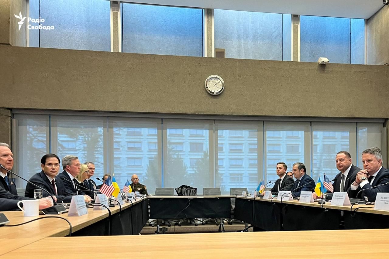 Фотограф Радіо Свобода засняв робочий момент переговорів. 
