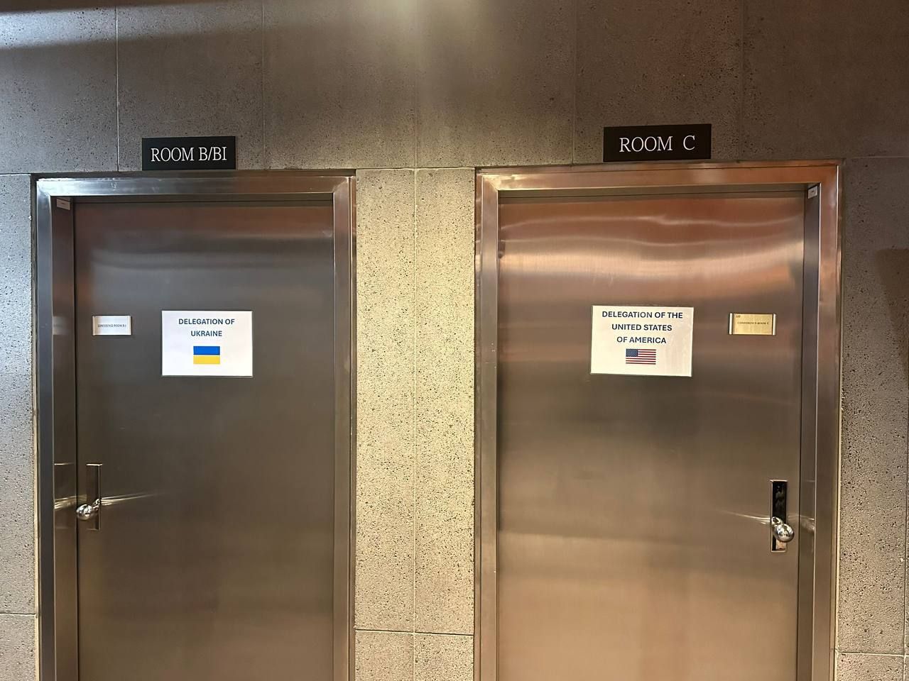 У зал для переговорів українська та американська делегації заходили через різні двері. 