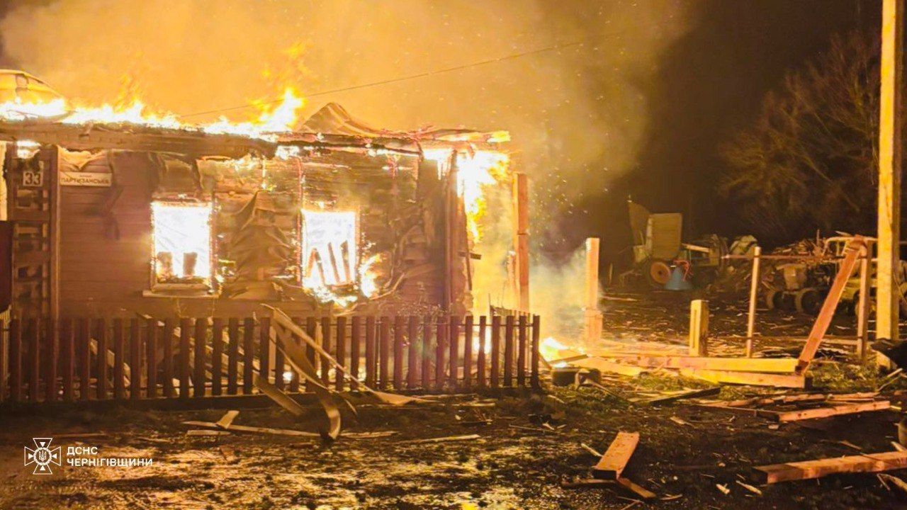Россияне атаковали Чернигов дронами: загорелся дом, есть пострадавшие.