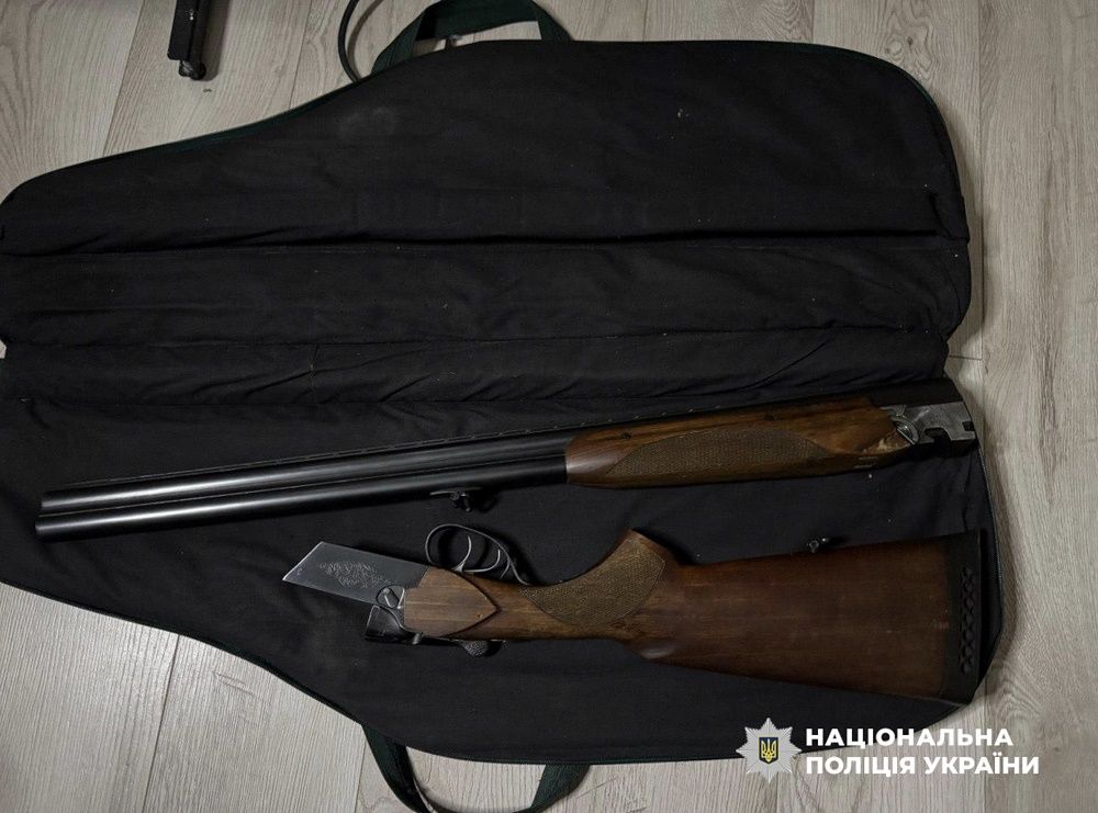 Окрім грошей правоохоронці вилучили зброю Окрім грошей правоохоронці вилучили зброю