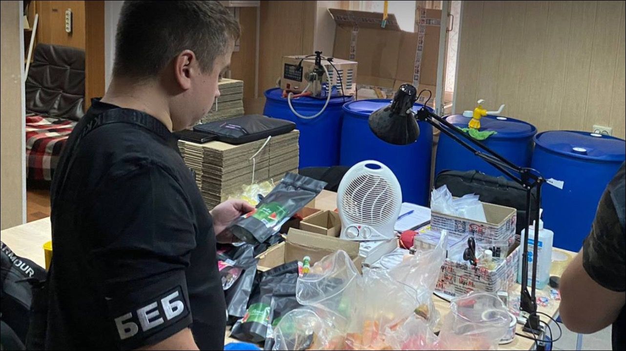 На Полтавщині за матеріалами БЕБ судитимуть трьох чоловіків за підпільне виробництво рідин для електронних сигарет