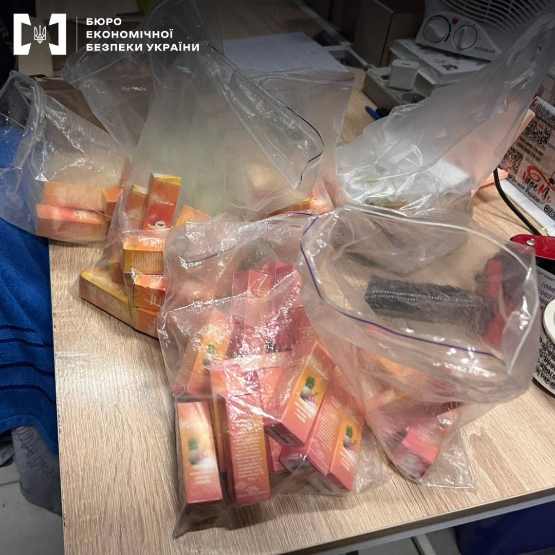 На Полтавщині за матеріалами БЕБ судитимуть трьох чоловіків за підпільне виробництво рідин для електронних сигарет 3