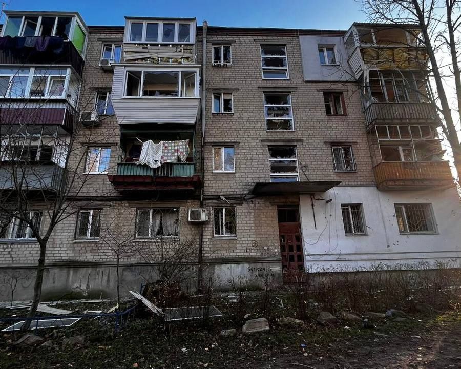 Россияне ударили дроном по Днепру: ранена молодая женщина и ребенок.