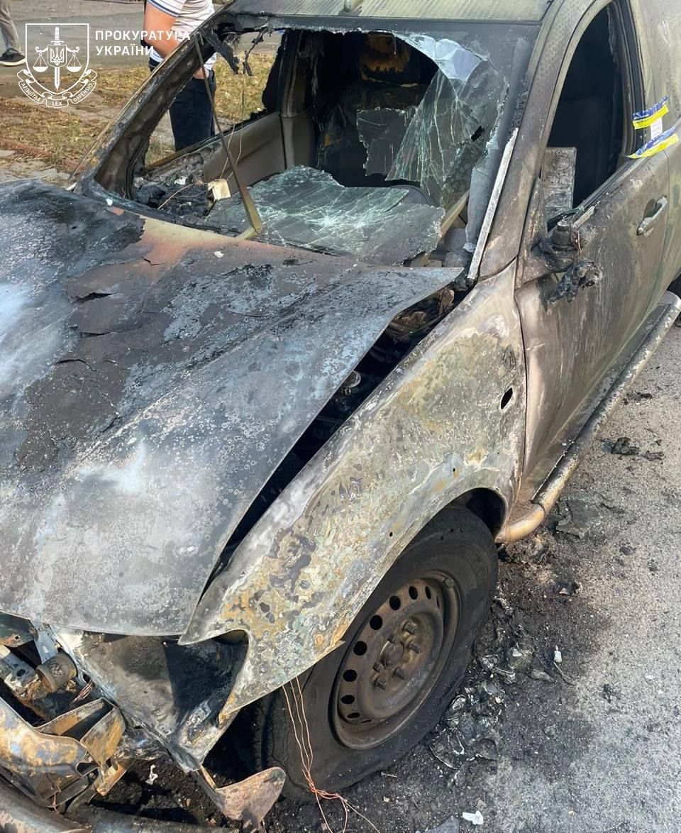 Одна зі спалених автівок