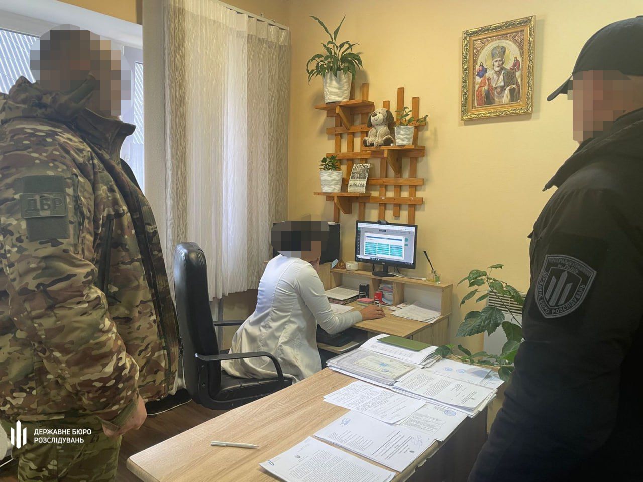 Задержание офицера ТЦК в Ивано-Франковской области за превышение власти. Фото: ДБР Задержание офицера ТЦК в Ивано-Франковской области за превышение власти. Фото: ДБР