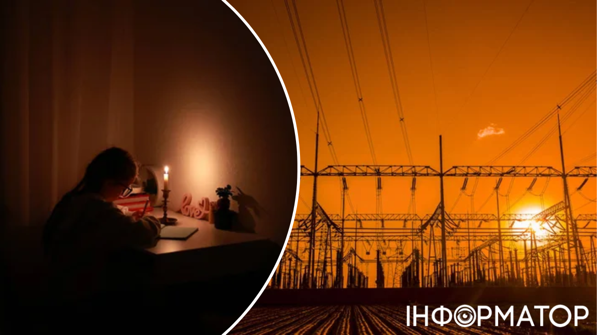 Школяр робить домашнє завдання під свічкою