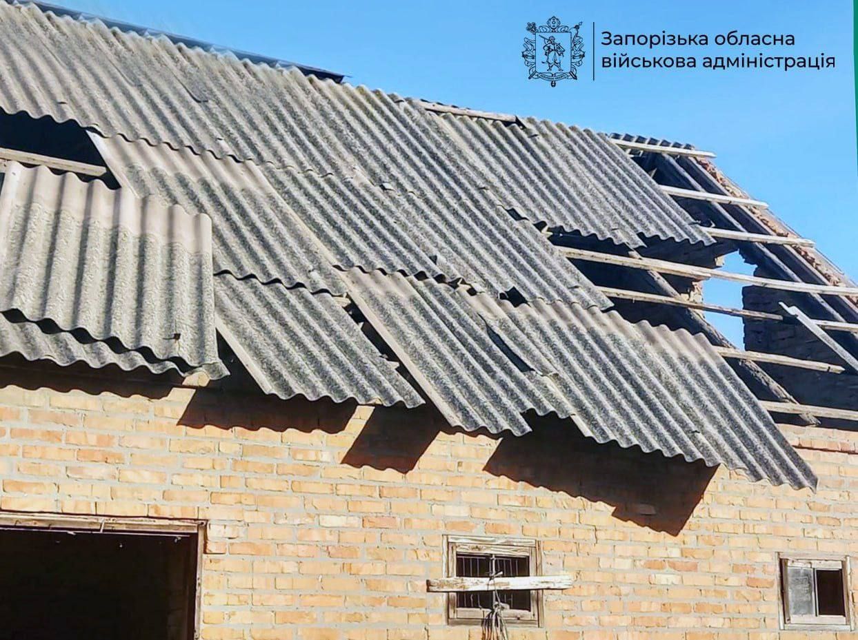 Росія знову вдарила по пожежному підрозділу в Запоріжжі: будівлю та техніку пошкоджено 3