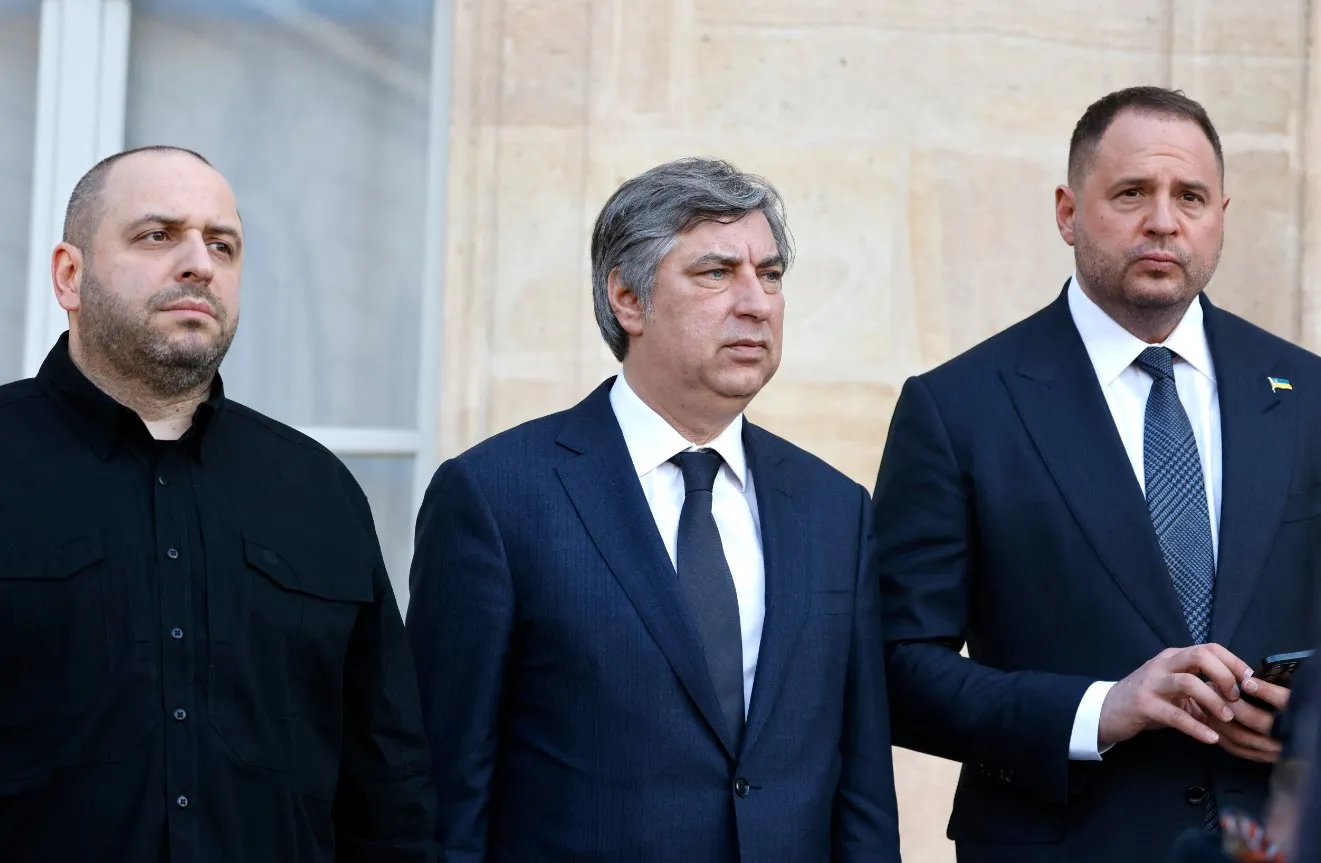 Єрмак тримає у руці iPhone 15 pro, у кольорі синій титан. Фото: Getty Images, березень, 2025 року Єрмак тримає у руці iPhone 15 pro, у кольорі синій титан. Фото: Getty Images, березень, 2025 року