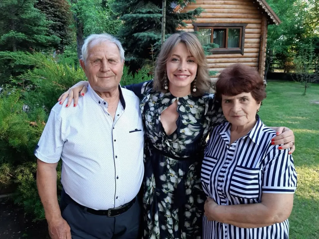 Актриса з батьком і матір'ю. Актриса з батьком і матір'ю.